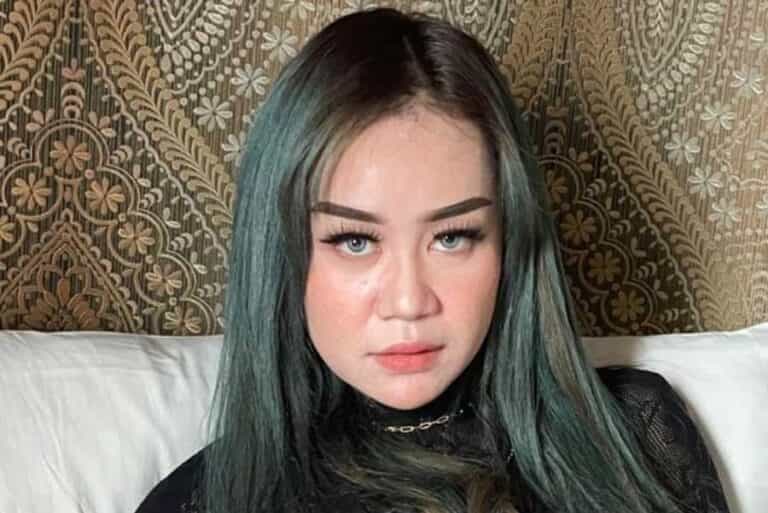 Model berdarah Sunda Beriel Bebiriel selain pandai berpose ternyata pandai berakting pula. Beriel pernah beradu akting dengan Heru BosBro