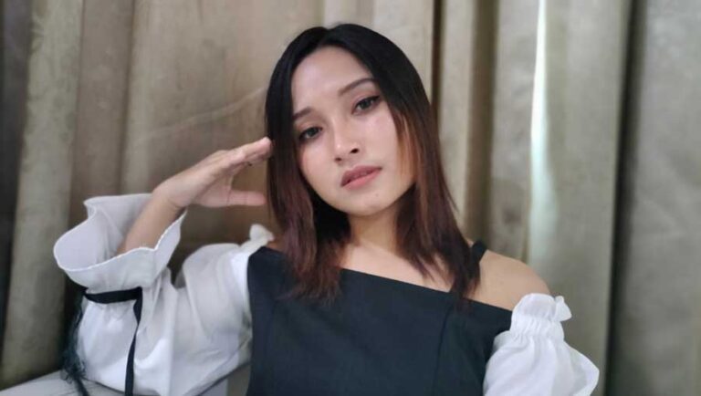 Dessy Jess wanita muda kelahiran Jakarta 23 tahun silam akan mendapatkan kesempatan untuk beradu akting dengan Papa Zidan. Dessy rela