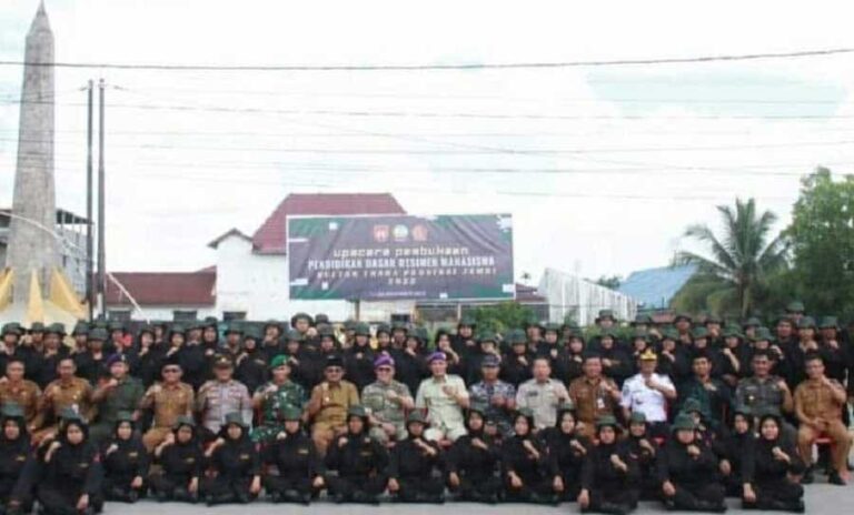 Membuka secara resmi Pendidikan Dasar Bela Negara Resimen Mahasiswa (Diksar Menwa) Sultan Thaha Provinsi Jambi, Bupati Tanjabbar