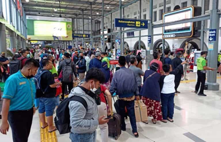 Jelang Nataru, Penumpang KA Jarak Jauh di Stasiun Gambir dan Pasar Senen Meningkat