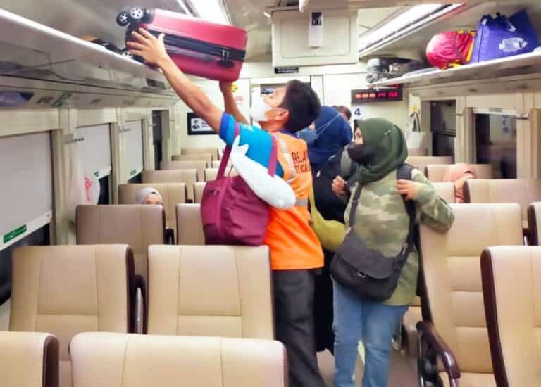 KAI Daop 1 Jakarta Sediakan Layanan Porter Gratis di Stasiun Pasar Senen
