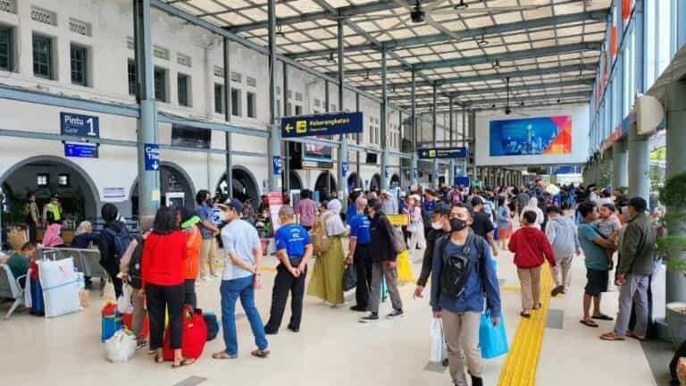 Jelang Tahun Baru, Penumpang di Stasiun Gambir dan Pasar Senen Melonjak