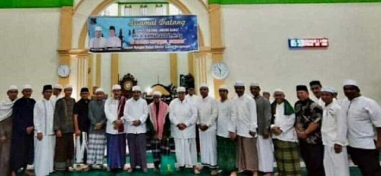 Bupati Tanjung Jabung Barat Drs. H. Anwar Sadat, kembali melaksanakan Safari Subuh, di Masjid Miftahul Jannah Jl. Syarif Hidayatullah