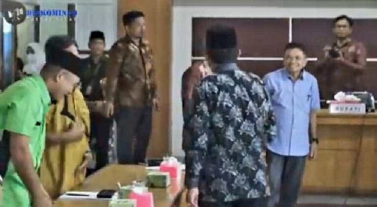 Bupati Tanjung Jabung Barat (Tanjabbar), Drs. H. Anwar Sadat, menghadiri sekaligus membuka secara resmi Rapat Dewan Pengupahan Dalam