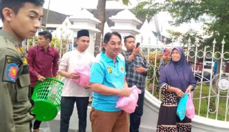 1000 paket sembako dibagikan kepada warga Kualatungkal sebagai ucapan rasa syukur atas prosesi akad nikah putra kedua Bupati Tanjabbar