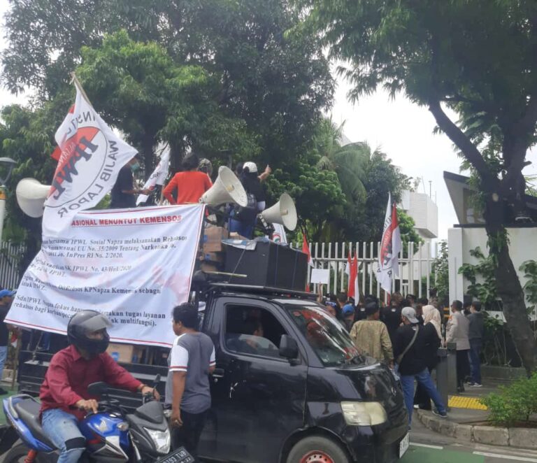Seluruh Lembaga Institusi Penerima Wajib Lapor (IPWL) Sosial se-Indonesia menggelar aksi demo didepan gedung Kemensos RI.