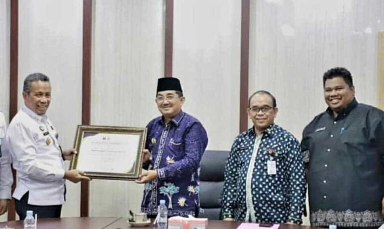 Kakanwil Kemenkumham Jambi Drs. Tholib melakukan kunjungan kerja menemui Bupati Tanjung Jabung Barat (Tanjabbar), Drs. H. Anwar Sadat,