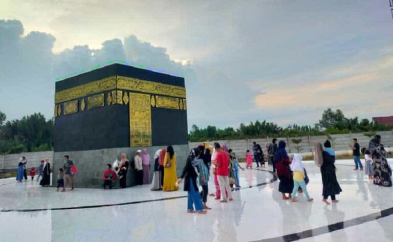 Selain bangunan replika Ka'bah, di Kawasan Masjid Syeikh Utsman ini juga terdapat replika Hajar Aswad, Hijir Ismail, dan Makam Nabi Ibrahim.