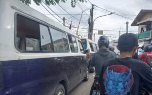 Perlintasan Kereta Api di Kawasan Semanan Tiap Hari Macet, Warga Ngeluh? Angkot ngetem Sejumlah pengguna kendaraan mengeluhkan kemacetan di ruas jalan perlintasan kereta api di kawasan Semanan, Kalideres, Jakarta Barat.