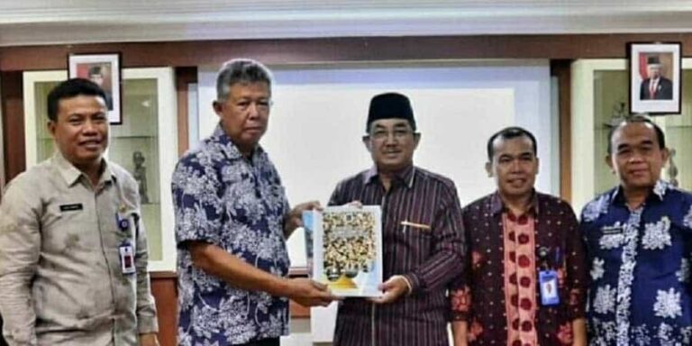 Bupati Tanjung Jabung Barat (Tanjabbar), Drs. H. Anwar Sadat melakukan pertemuan dengan Kepala Badan Promosi Pariwisata Batam,
