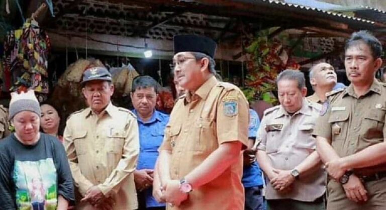 Anwar Sadat, didampingi Kadis Sosial, dan Ketua RT setempat, turun ke lapangan tinjau lokasi kebakaran di Pelabuhan Ampera Kualatungkal
