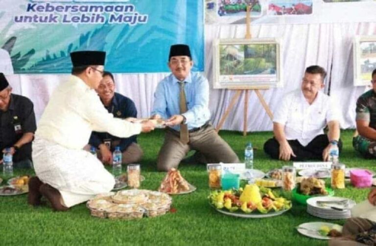 Bupati Tanjung Jabung Barat, Drs. H. Anwar Sadat, menghadiri kegiatan serah terima Program Pengembangan Masyarakat (PPM) Tahun 2022