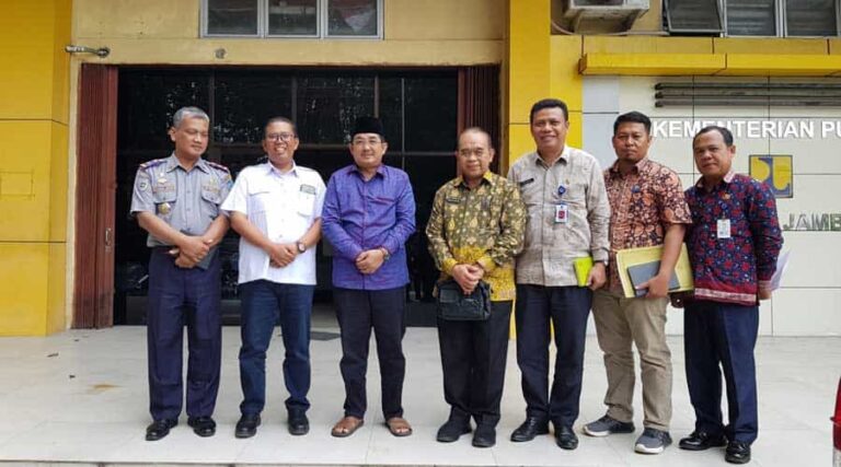 BPJN Jambi dan Pemkab Tanjab Barat melalui Bupati Tanjabbar Drs. H. Anwar Sadat, menggelar pertemuan menangapi keluhan masyarakat terkait