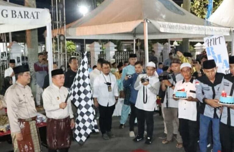 Bupati Tanjung Jabung Barat, Anwar Sadat, mendampingi Gubernur Jambi, Al Haris pada pembukaan dan pelepasan peserta Festival Arakan Sahur