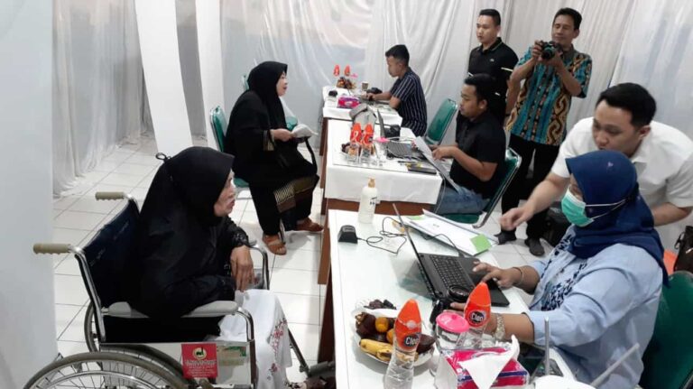 Imigrasi Jakarta Barat Berikan Layanan Paspor Simpatik untuk Calon Jamaah Haji  