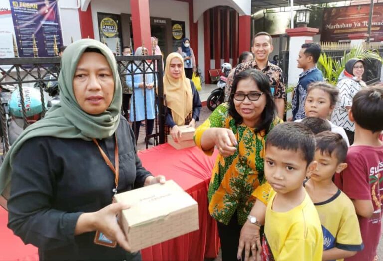Bapas Kelas 1 Jakarta Barat Bagikan Takjil Gratis kepada Masyarakat