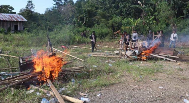 Polres Nabire melakukan penertiban dan pembongkaran lokasi arena judi sabung ayam, bertempat di Kaliharapan, Nabire, Papua Tengah,