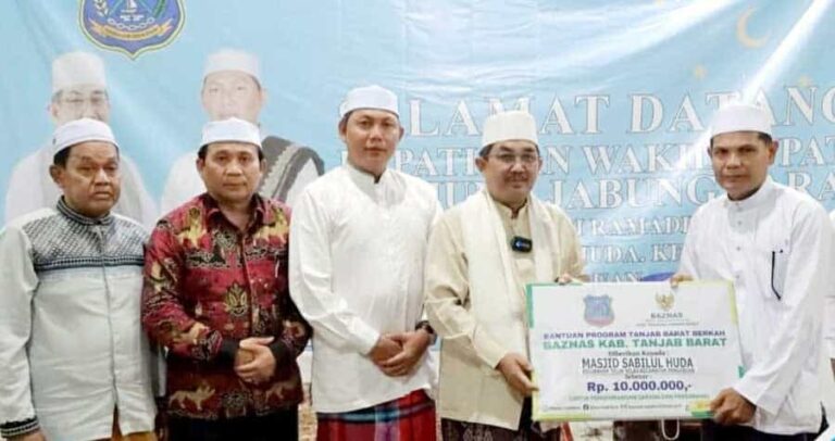 Lakukan kunjungan Safari Ramadhan ke Masjid Sabilul Huda, Kelurahan Teluk Nilau, Kecamatan Pengabuan, Bupati Drs. H. Anwar Sadat