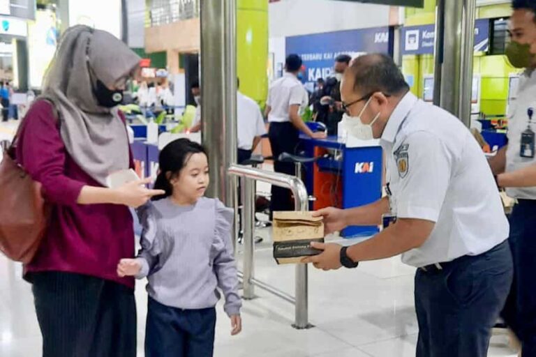 Daop 1 Jakarta Tebar 15 ribu Paket Takjil di Stasiun Gambir dan Pasar Senen