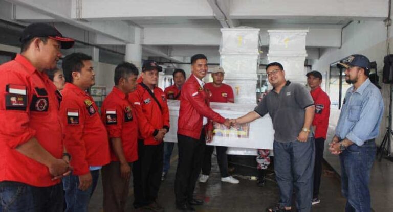 Ormas DPC Pemuda Batak Bersatu Jakarta Barat dibawah komando Ronal Sihotang memberikan sumbangan berupa peti jenazah ke Gereja