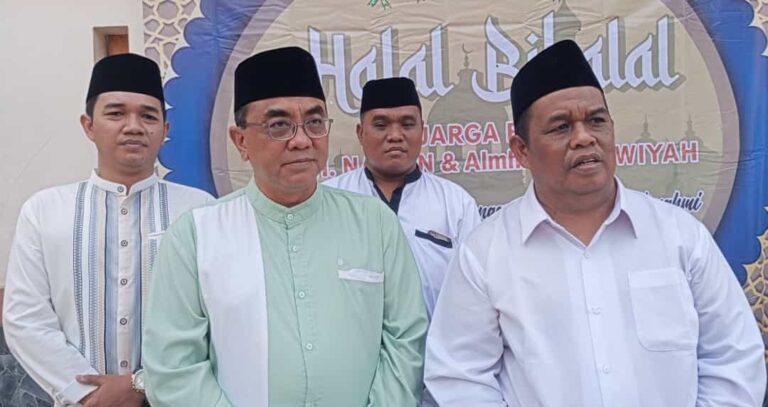 Madsanih Manong selaku cucu dari almarhum H Naisan turut gembira menjadi tuan rumah dalam acara silaturahmi dan halal bihal