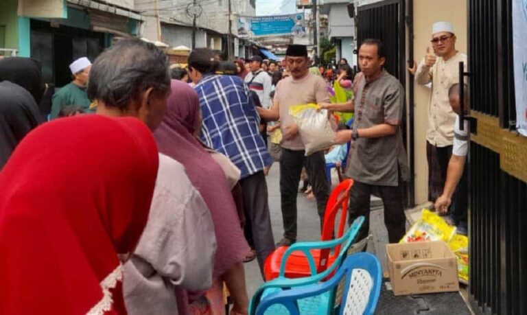 Yayasan Al Fakir kembali menyalurkan bantuan 1000 paket beras untuk masyarakat yang kurang mampu di Jalan Kincir Raya No.13 Kelurahan