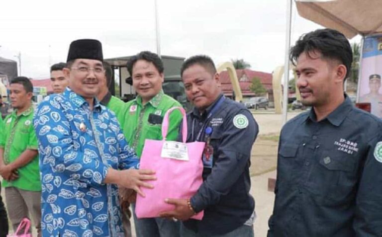 Bupati Tanjung Jabung Barat Drs. H. Anwar Sadat, mengharapkan Peringatan May Day jadi ajang bagi Komponen Daerah terus membangun
