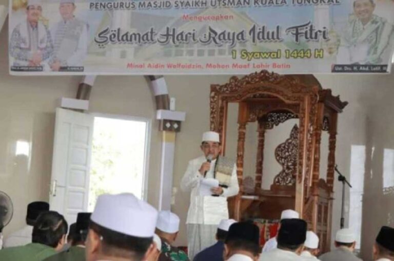 Bupati Tanjung Jabung Barat Drs. H. Anwar Sadat, dan Wakil Bupati H. Hairan melaksanakan sholat Idul Fitri di Masjid Syaikh Utsman