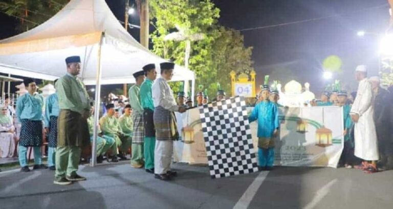 Bupati Tanjung Jabung Barat (Tanjabbar) Drs. H. Anwar Sadat membuka secara resmi acara pelepasan Festival Pawai Takbiran malam hari