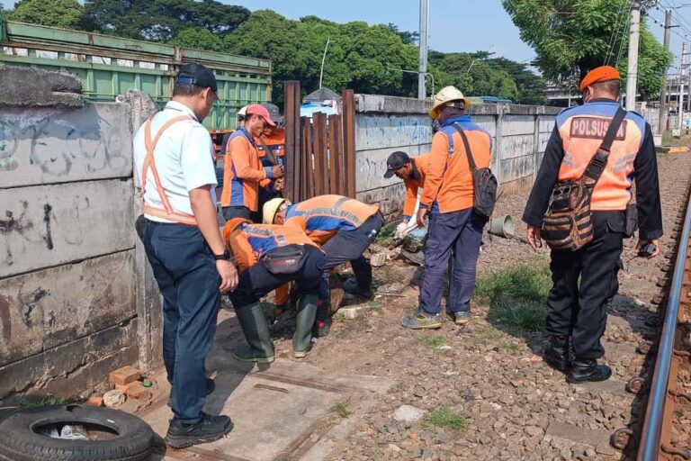 Daop 1 Jakarta Tutup Perlintasan Liar di Lintas Jatinegara- Bekasi
