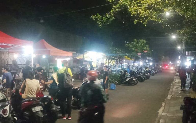 Meski begitu, hal itu masih saja diabaikan PKL di Jalan Tanjung Duren 1, Kelurahan Tanjung Duren Utara, Kecamatan Grogol Petamburan,