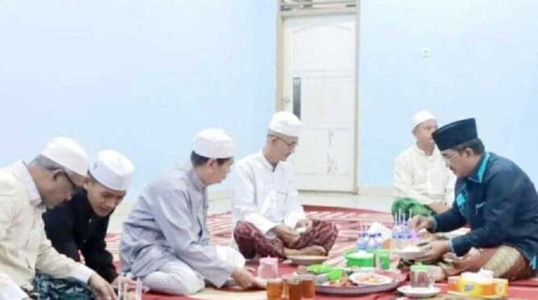 Bupati Tanjung Jabung Barat, Drs. H. Anwar Sadat, menghadiri acara Penutupan Pengajian Kilatan Ramadan di Ponpes Al-Baqiyatush Shalihat