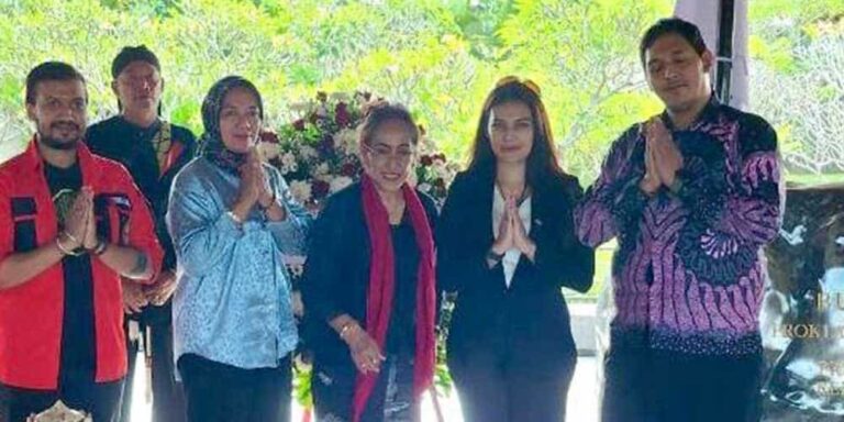 Haul Bung Karno ke-53 dihadiri oleh dua tokoh wanita Hindu, Sukmawati Soekarno Putri anak biologis sang proklamator dan Tengku Zanzabella