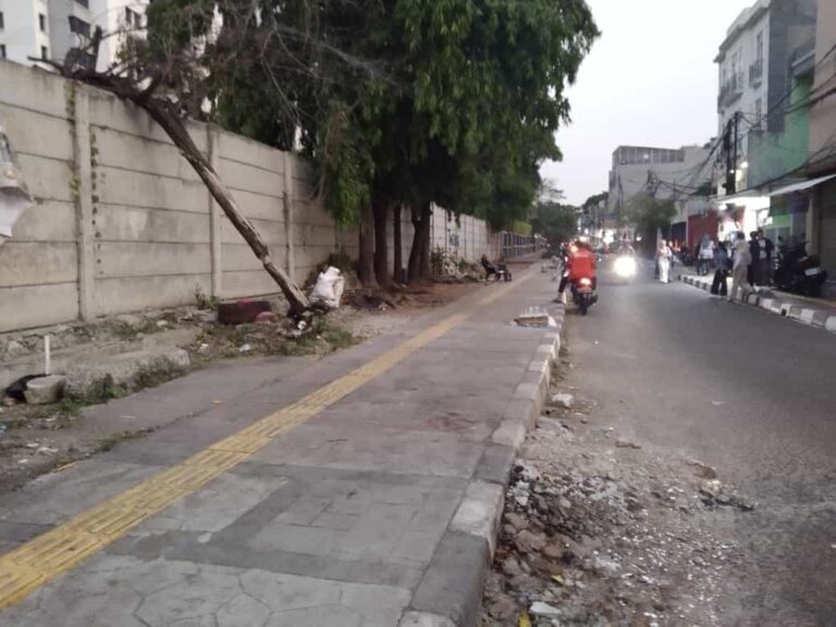 Trotoar Jalan Tanjung Duren 1, Kelurahan Tanjung Duren Utara, Kecamatan Grogol Petamburan, Jakarta Barat.