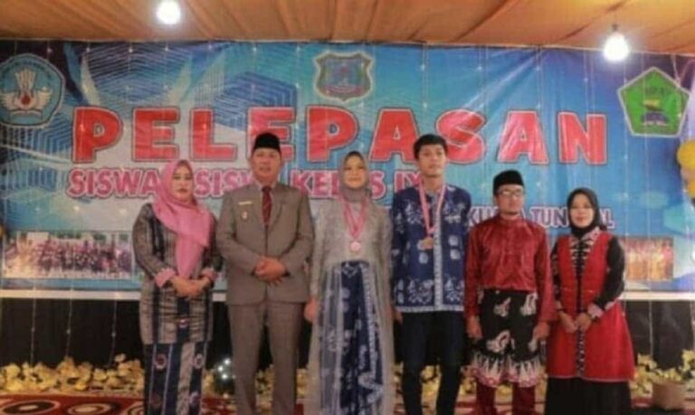 Wakil Bupati Tanjung Jabung Barat H. Hairan, menghadiri Pelepasan 217 siswa siswi Kelas IX SMP Negeri 2 Kuala Tungkal, Senin (22/5/2023).