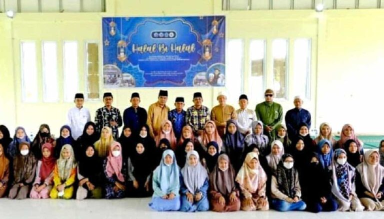 Bupati Tanjab Barat Drs. H. Anwar Sadat melepas secara langsung keberangkatan 171 santri Pondok Pesantren Datuk Syekh Ismail Nagara