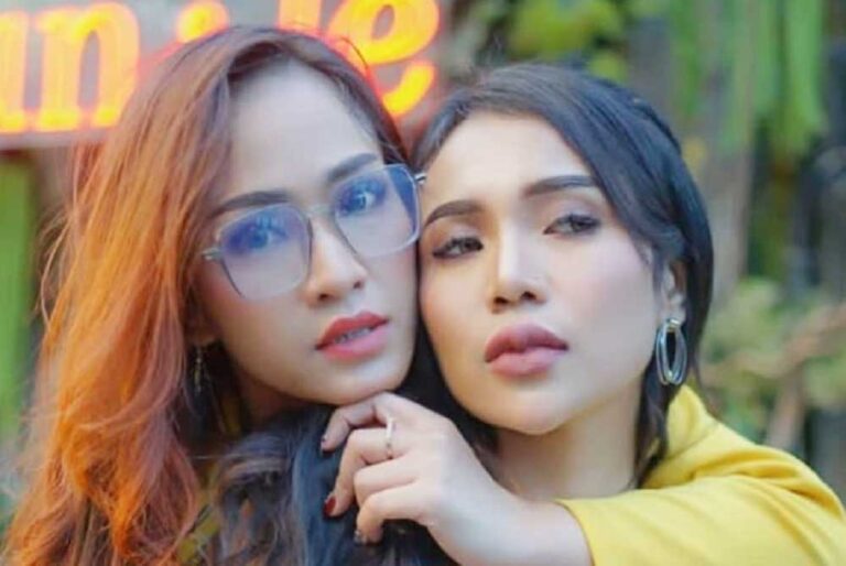 Saat itu Stefanny DP mendengar langsung suara Ratu Atmelia yang bagus dan dirasa cocok untuk jadi rekan duetnya, lalu Stefanny DP