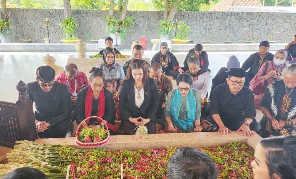 Haul Bung Karno ke-53, Dua Tokoh Wanita Hindu Doakan Bapak Proklamator Indonesia Sukmawati Soekarno Putri dan Tengku Zanzabella di Haul Bung Karno ke 53 Haul Bung Karno ke-53 dihadiri oleh dua tokoh wanita Hindu, Sukmawati Soekarno Putri anak biologis sang proklamator dan Tengku Zanzabella