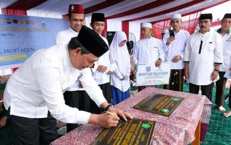 Mewakili Bupati, Wakil Bupati Hairan, menghadiri acara Tabligh Akbar sekaligus resmikan Panti Asuhan dan Dhuafa Yayasan Darul Mustaqim