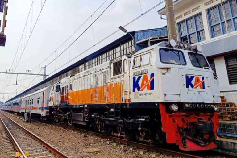 Pasca Kecelakaan KA Brantas Vs Truk di Semarang, Dua Jalur Kereta Sudah Bisa Dilalui
