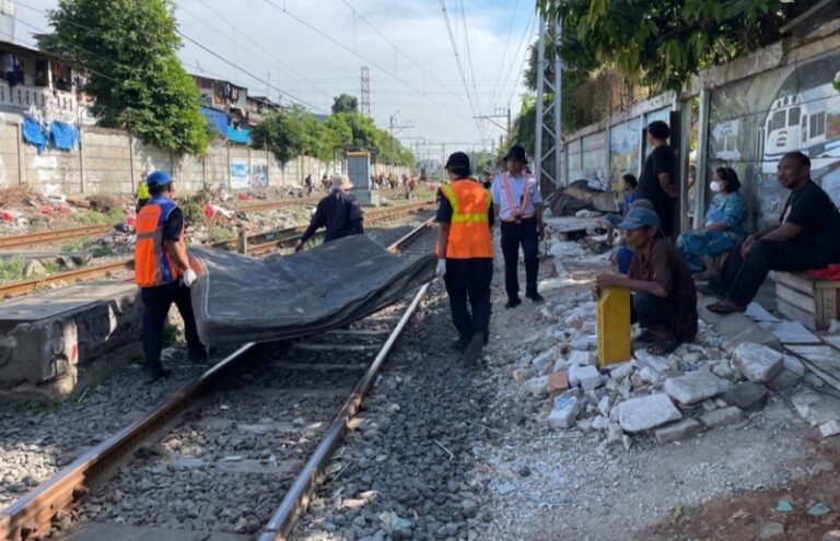 Daop 1 Jakarta Tertibkan Bangunan Liar Diperlintasan Pasar Senen