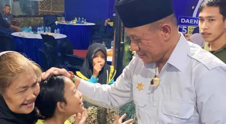 Suasana haru bercampur gembira mewarnai perayaan hari kelahiran (Harla) seorang Tokoh Masyarakat Kalijodo, Jakarta Utara dengan sapaan Daenk Jamal.