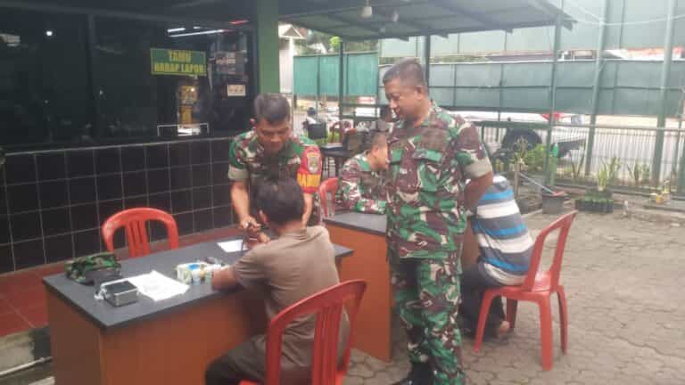 Babinsa Multi Korp Kesehatan Berikan Pelayanan Kesehatan Masyarakat Duren Sawit