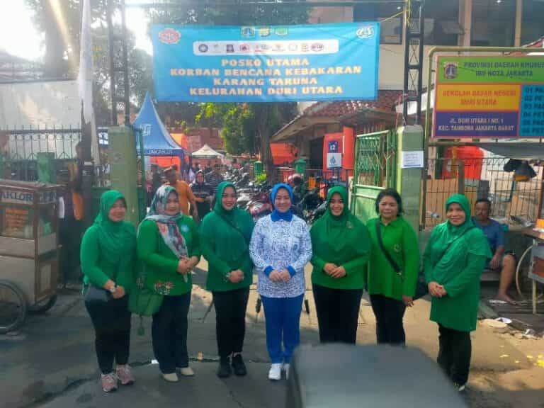 Ketua Persit KCK Cabang XVII Kodim 0503/JB Dampingi Ketua Umum Jalasenastri Bantuan Korban Kebakaran