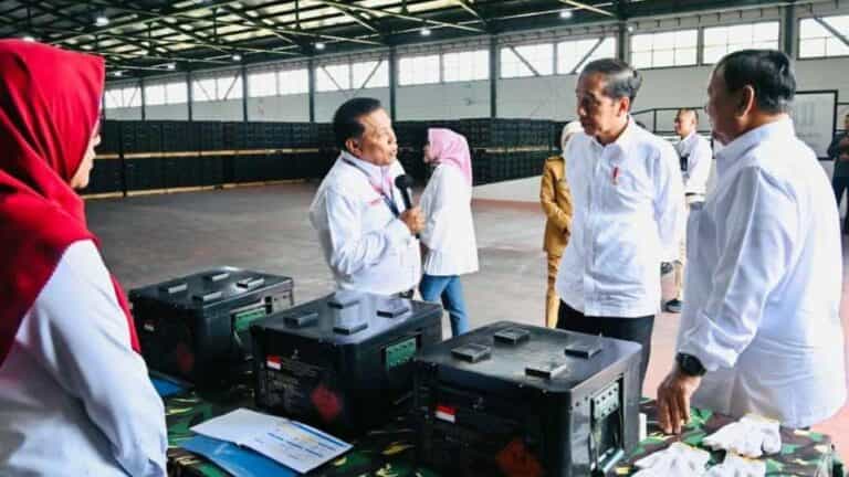 Presiden Jokowi menegaskan bahwa industri pertahanan Indonesia memiliki peluang di masa mendatang. PT Pindad harus terus dikembangkan.