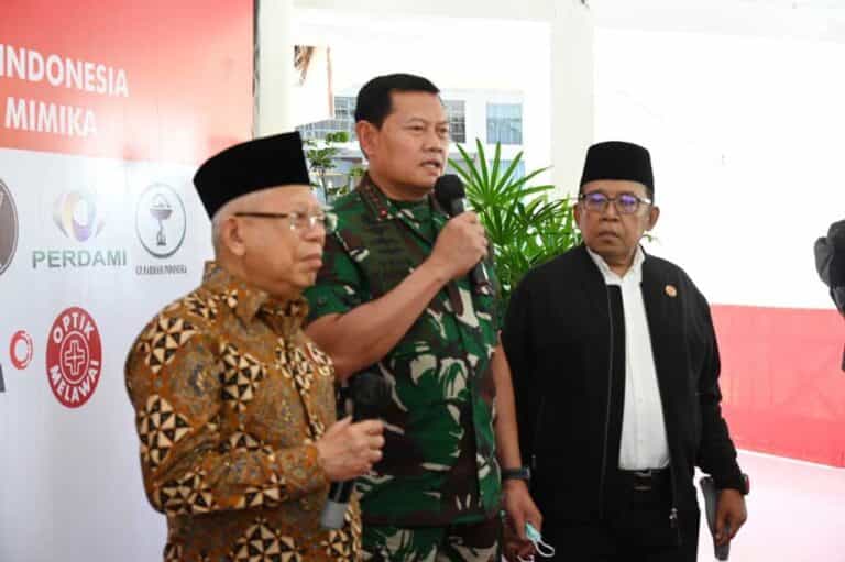 Panglima TNI Yudo Margono, mendampingi Wakil Presiden Republik Indonesia Ma'ruf Amin selama kunjungan kerjanya di Provinsi Papua,