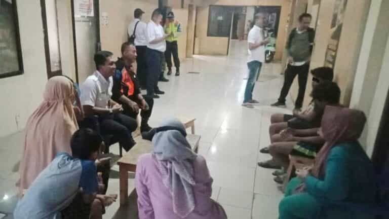 Tim Pengamanan Daop 1 Jakarta bersama aparat kepolisian mengamankan pelaku vandalisme pelemparan batu terhadap KRL relasi Jakarta