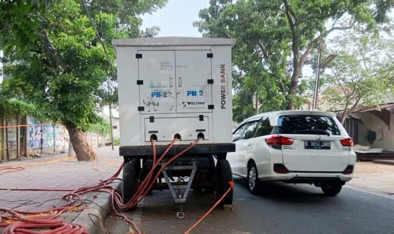 Keberadaan Power Bank PLN yang berada di bahu Jalan Semanan RW 08, Kalideres, Jakarta Barat dikeluhkan warga. Pasalnya, keberadaan