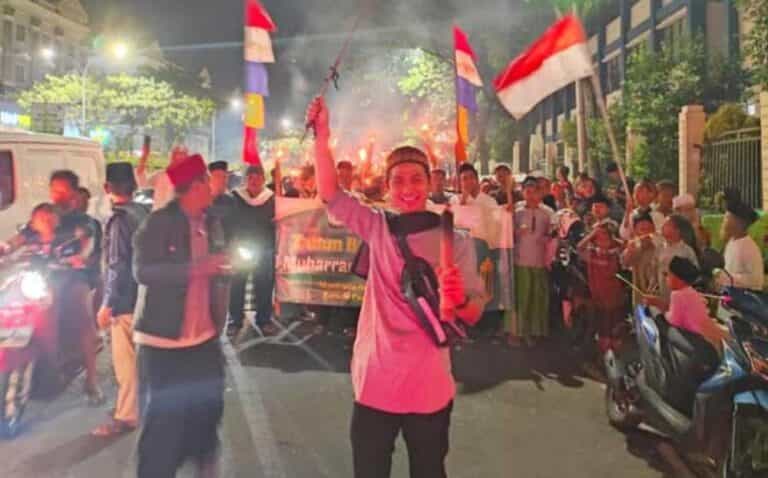 Remaja Musholla Nurul Iman, Kelurahan Gondrong, Kecamatan Cipondoh, Kota Tangerang menggelar pawai obor, pada Selasa (18/7/2023) malam.