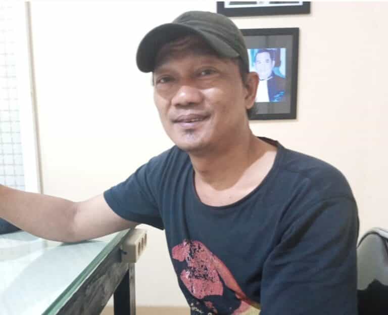 Udin (46) salah satu pedagang kelapa muda dan bensin eceran dikawasan Perumahan Duri Kosambi Baru, Jakarta Barat mengaku pasrah akan